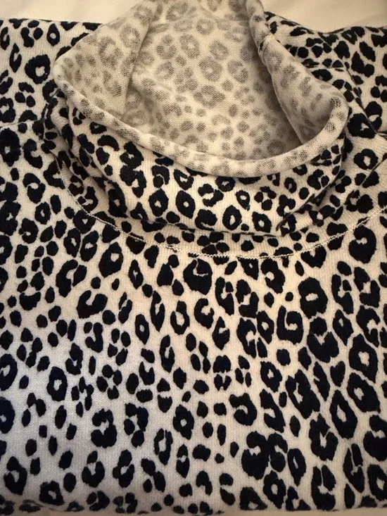 Chico’s Turtleneck Sleeveless Sweater Leopard Print size 1 NWT - Picture 9 of 10
